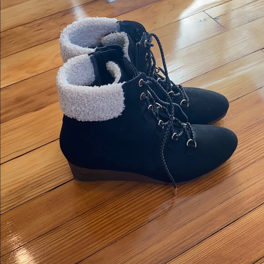 Dr. Scholl’s wedge lace up bootie